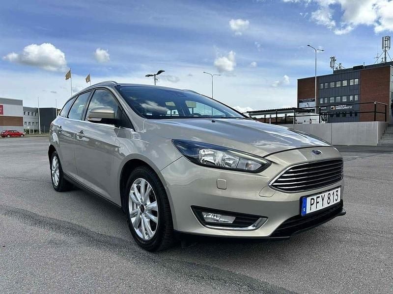 Grå Begagnad 2018 Ford Focus Titanium Kombi | 129 900 kr - Bild 1/4