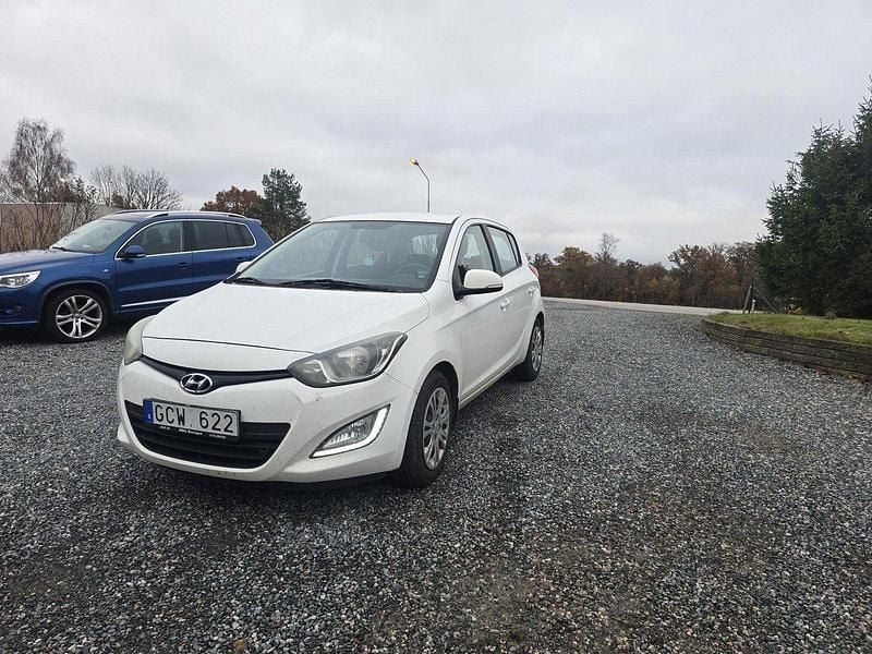 Vit Begagnad 2013 Hyundai i20 Premium Halvkombi | 37 000 kr (Marknadspris) - Bild 1/4