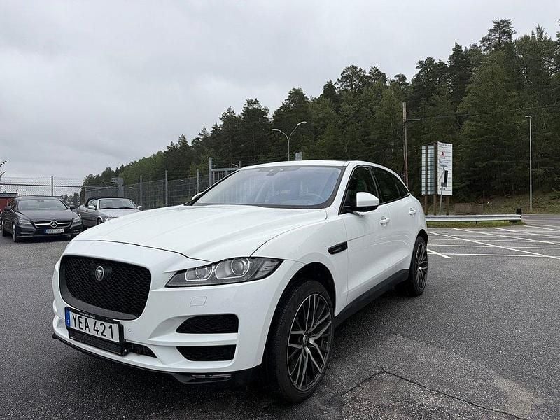 Vit Begagnad 2016 Jaguar F-Pace SUV | 179 900 kr (Lite dyr) - Bild 1/4
