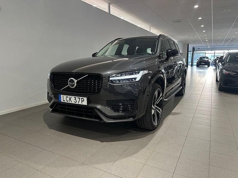 Grå Begagnad 2024 Volvo XC90 Ultra SUV | 739 500 kr (Marknadspris) - Bild 1/4