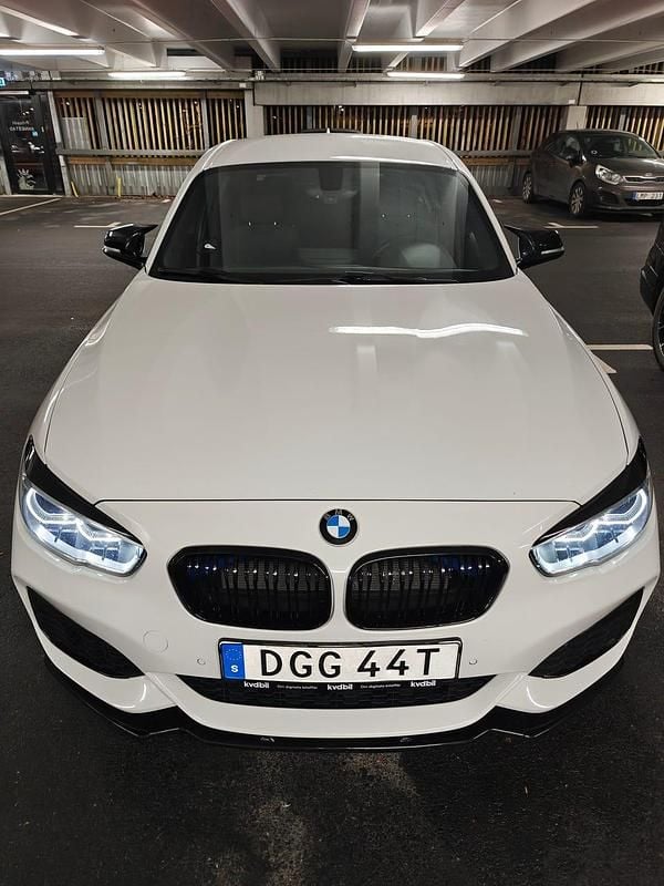 Begagnad 2017 BMW M140 M Sport Halvkombi | 275 000 kr (Superpris) - Bild 1/4