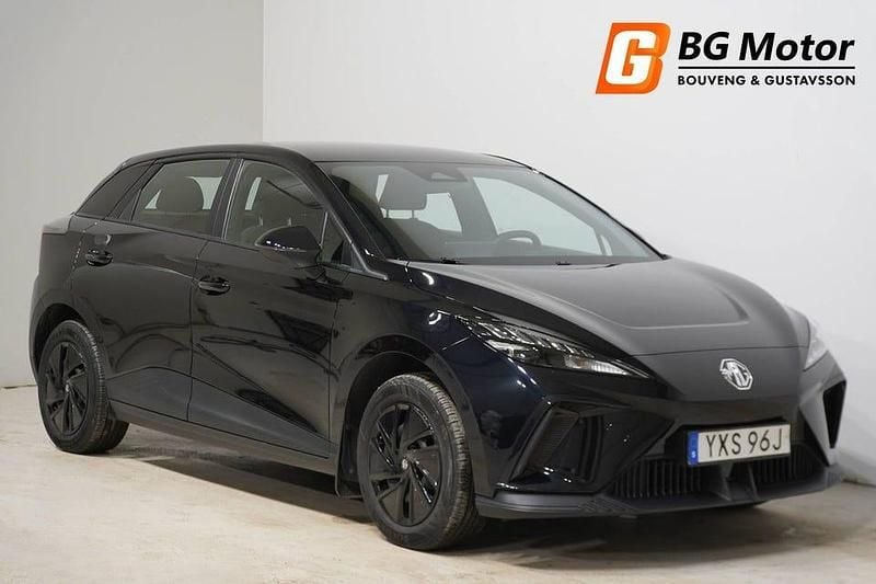 Begagnad MG MG4 EV 125 kW (170 HK) 2023 Svart Halvkombi
