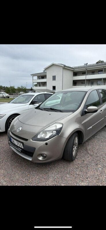 Brun Begagnad 2012 Renault Clio IV Halvkombi | 32 000 kr (Bra pris) - Bild 1/4