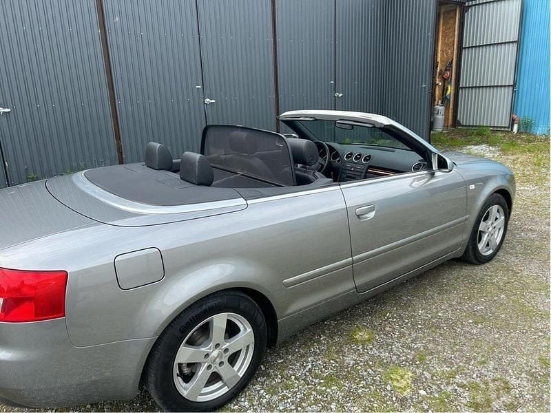 Grå Begagnad 2003 Audi A4 Cabriolet Cab | 80 000 kr (Marknadspris) - Bild 1/3