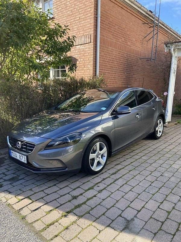 Grå Begagnad 2013 Volvo V40 Momentum Kombi | 94 900 kr (Bra pris) - Bild 1/4