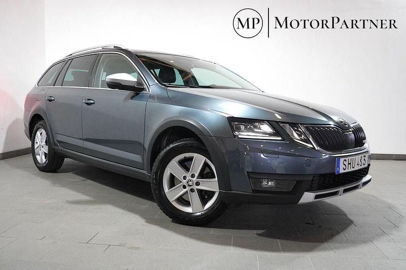 Grå Begagnad 2017 Skoda Octavia Scout Kombi | 174 900 kr (Marknadspris) - Bild 1/4
