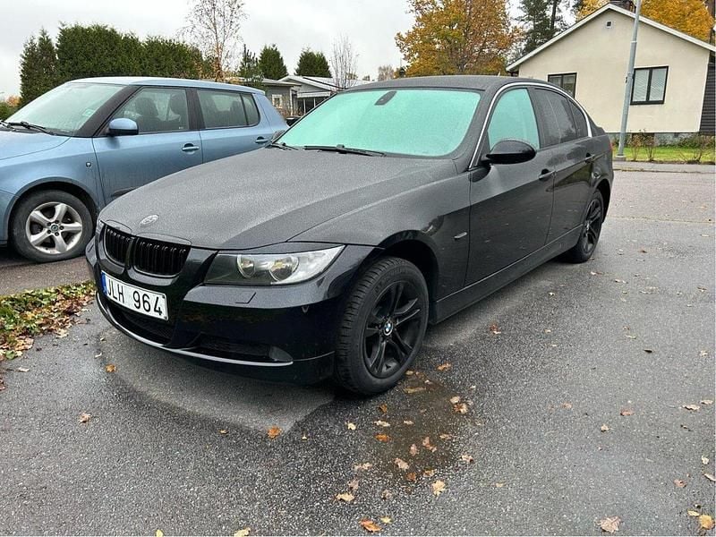 Svart Begagnad 2008 BMW 325 Advantage Sedan | 78 500 kr (Marknadspris) - Bild 1/4