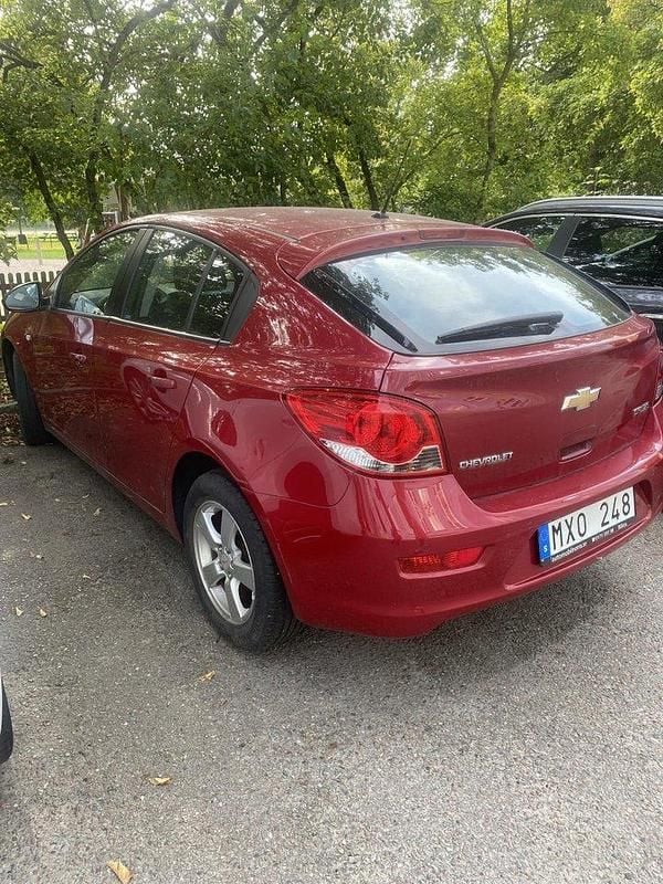 Röd Begagnad 2012 Chevrolet Cruze Halvkombi | 30 000 kr (Superpris) - Bild 1/3