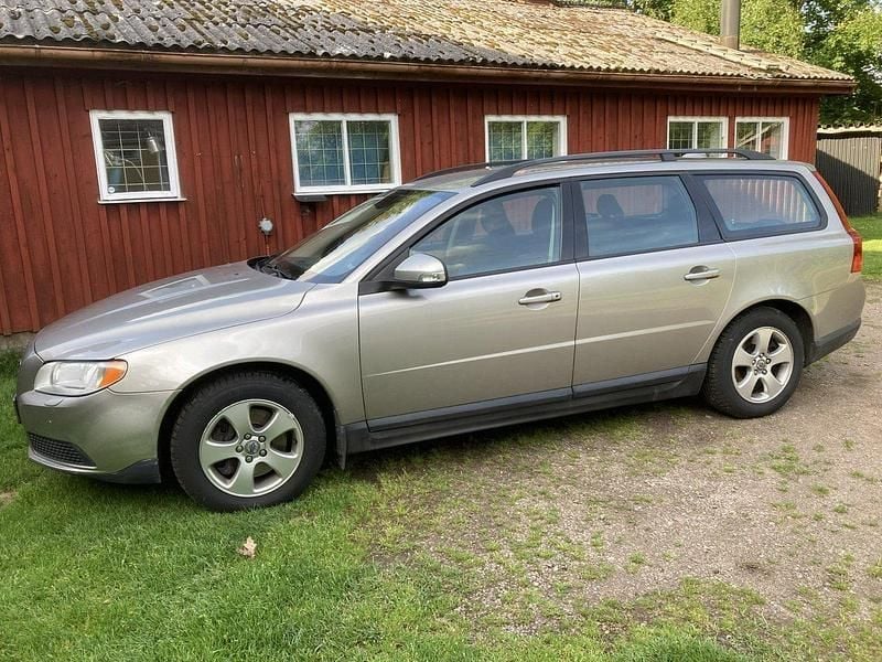 Brun Begagnad 2008 Volvo V70 Kinetic Kombi | 40 000 kr (Marknadspris) - Bild 1/4