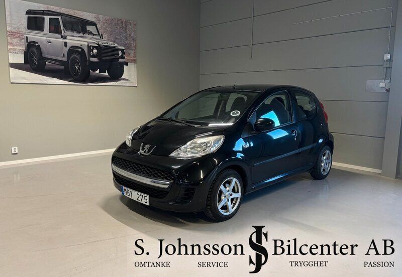 Svart Begagnad 2011 Peugeot 107 Halvkombi | 49 800 kr (Marknadspris) - Bild 1/4