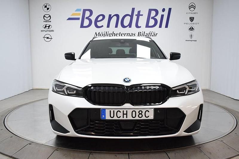 Begagnad BMW 330e M Sport 293 HK (215 kW) 2023 Mineralvit metallic Kombi