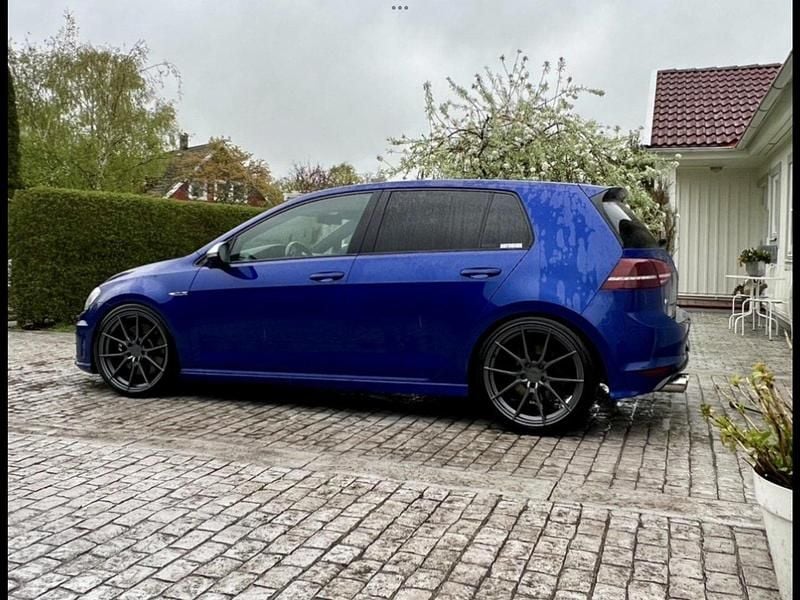 Blå Begagnad 2014 VW Golf VII R Halvkombi | 230 000 kr (Marknadspris) - Bild 1/4