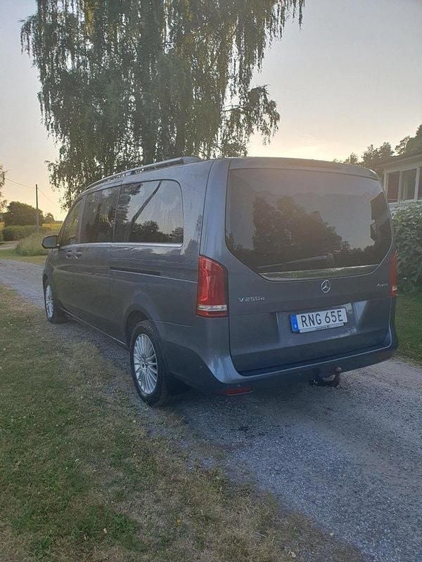 Grå Begagnad 2019 Mercedes V250 Avantgarde Minibuss | 449 000 kr (Marknadspris) - Bild 1/4