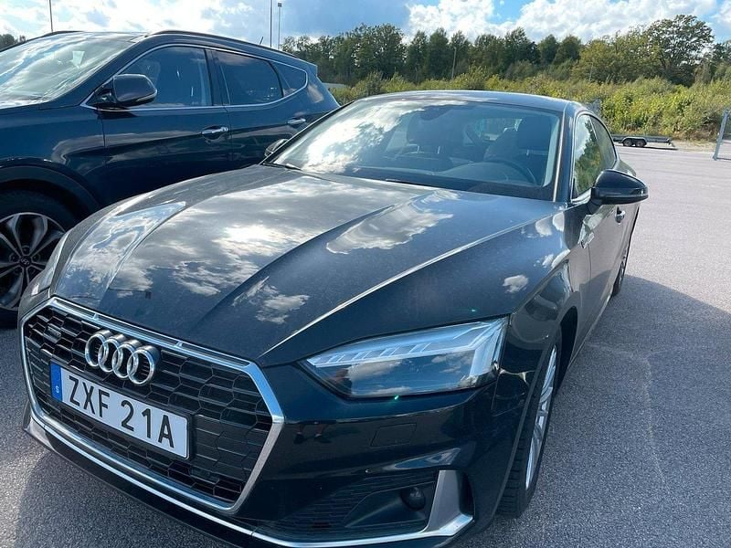 Svart (brilliant svart) Begagnad 2022 Audi A5 Sportback Advanced Sportkupé | 349 000 kr (Marknadspris) - Bild 1/2