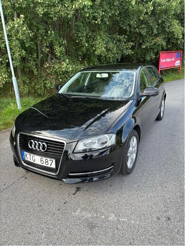 Svart Begagnad 2011 Audi A3 Sportback Attraction Halvkombi | 56 400 kr (Marknadspris) - Bild 1/4