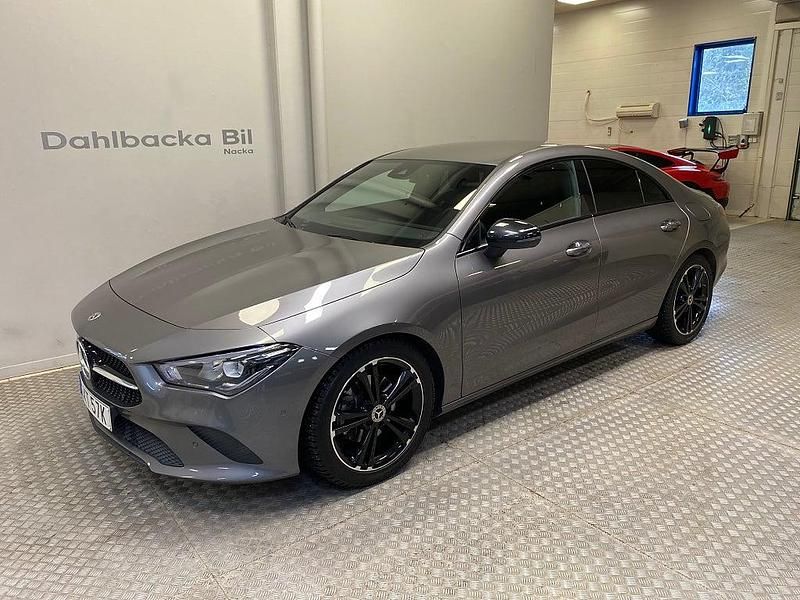 Grå Begagnad 2021 Mercedes CLA200 Sportkupé | 265 000 kr (Superpris) - Bild 1/4