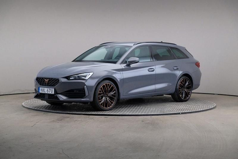 Mörkgrå (graephene grey (metallic)) Begagnad 2021 Cupra Leon Kombi | 275 000 kr (Marknadspris) - Bild 1/4