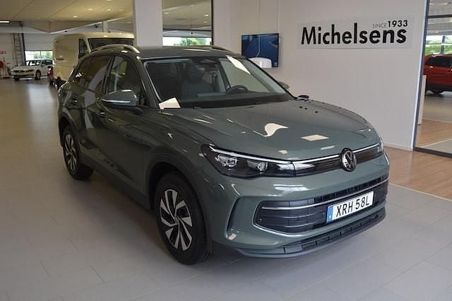 Grön Begagnad 2025 VW Tiguan Edition SUV | 516 900 kr - Bild 1/4