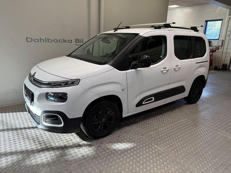 Vit Begagnad 2021 Citroën Berlingo PureTech Minibuss | 269 000 kr (Dyr) - Bild 1/4
