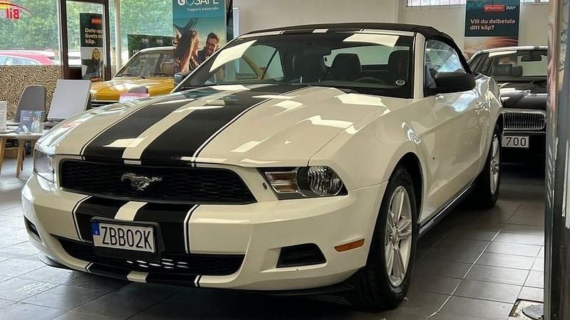 Begagnad Ford Mustang Convertible 310 HK (228 kW) 2012 Vit Cab
