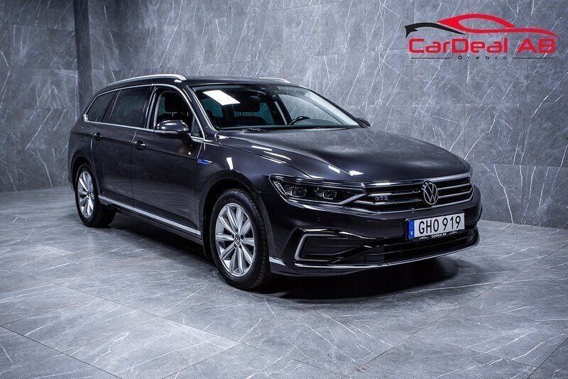 Mörkgrå Begagnad 2021 VW Passat GTE Kombi | 178 800 kr (Superpris) - Bild 1/4
