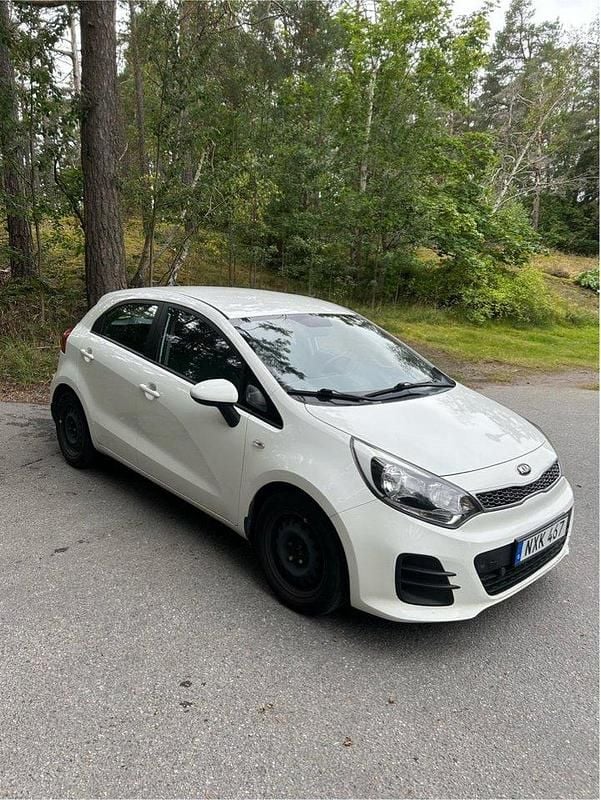 Vit Begagnad 2016 Kia Rio Halvkombi | 80 000 kr (Marknadspris) - Bild 1/4