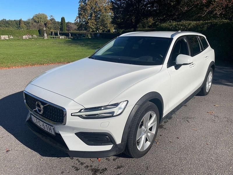 Vit Begagnad 2022 Volvo V60 CC Momentum Kombi | 375 000 kr (Marknadspris) - Bild 1/4