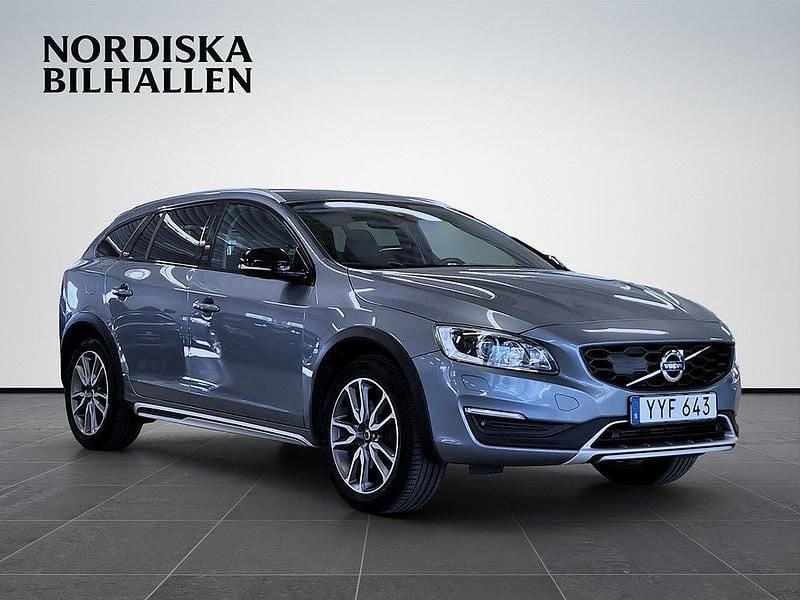 Ljusblå (blå) Begagnad 2017 Volvo V60 CC Standard Kombi | 199 795 kr (Marknadspris) - Bild 1/4