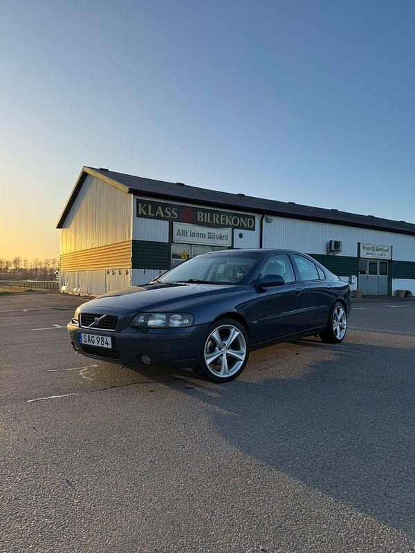 Blå metallic Begagnad 2003 Volvo S60 Sedan | 50 000 kr (Dyr) - Bild 1/4