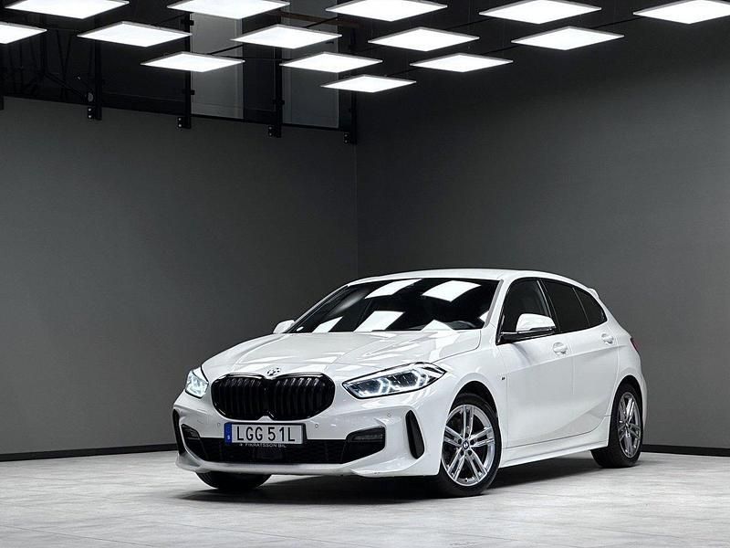 Vit Begagnad 2020 BMW 118 M Sport Halvkombi | 259 900 kr (Dyr) - Bild 1/3
