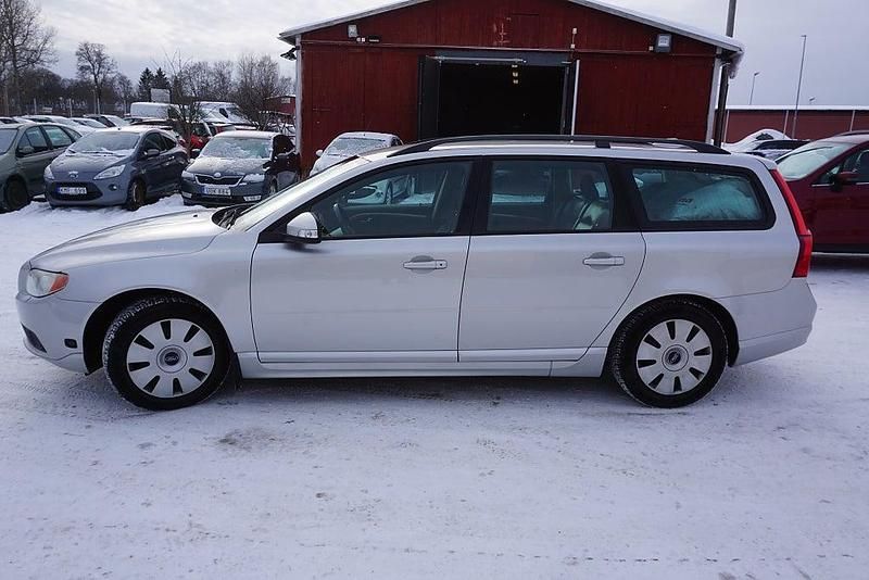 Begagnad Volvo V70 Momentum 145 HK (106 kW) 2007 Ljusgrå Kombi