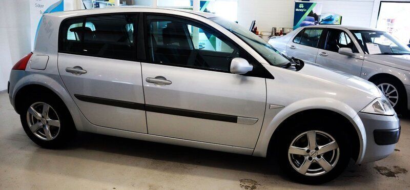 Ljusgrå (silver) Begagnad 2005 Renault Mégane II Halvkombi | 41 900 kr (Dyr) - Bild 1/4