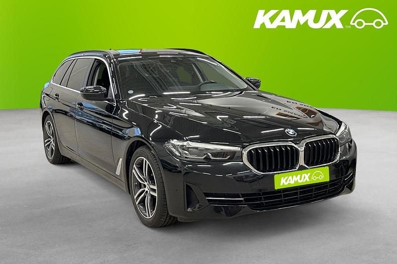 Svart Begagnad 2021 BMW 530e Kombi | 349 900 kr (Marknadspris) - Bild 1/4