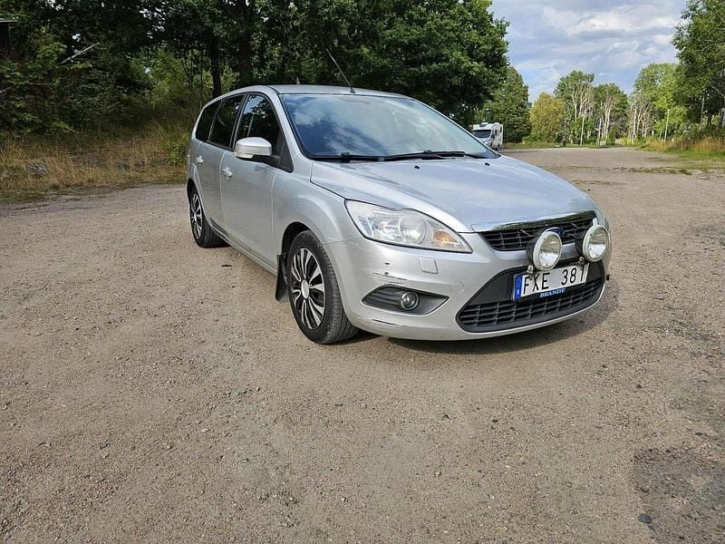 Grå Begagnad 2011 Ford Focus Platinum Kombi | 19 500 kr (Marknadspris) - Bild 1/4