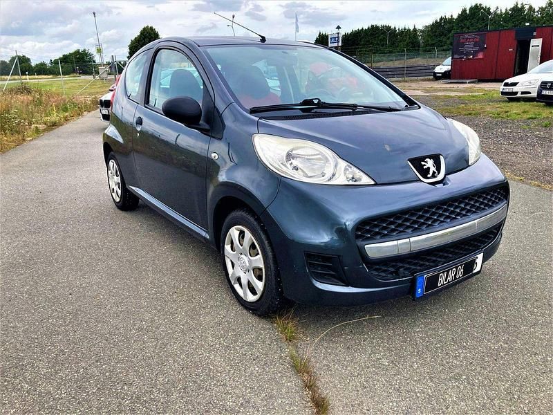 Grå Begagnad 2011 Peugeot 107 Halvkombi | 39 600 kr - Bild 1/4
