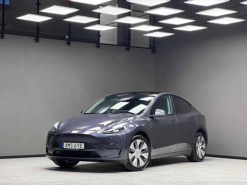 Grå Begagnad 2022 Tesla Model Y Long Range AWD SUV | 359 900 kr (Marknadspris) - Bild 1/3