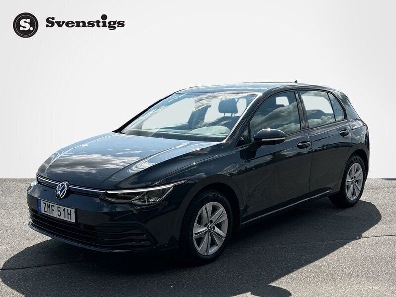 Grå Begagnad 2022 VW Golf VIII Kombi | 238 900 kr (Marknadspris) - Bild 1/4