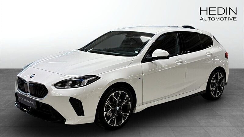 Vit (white) Begagnad 2025 BMW 120 M Sport Halvkombi | 424 900 kr - Bild 1/4
