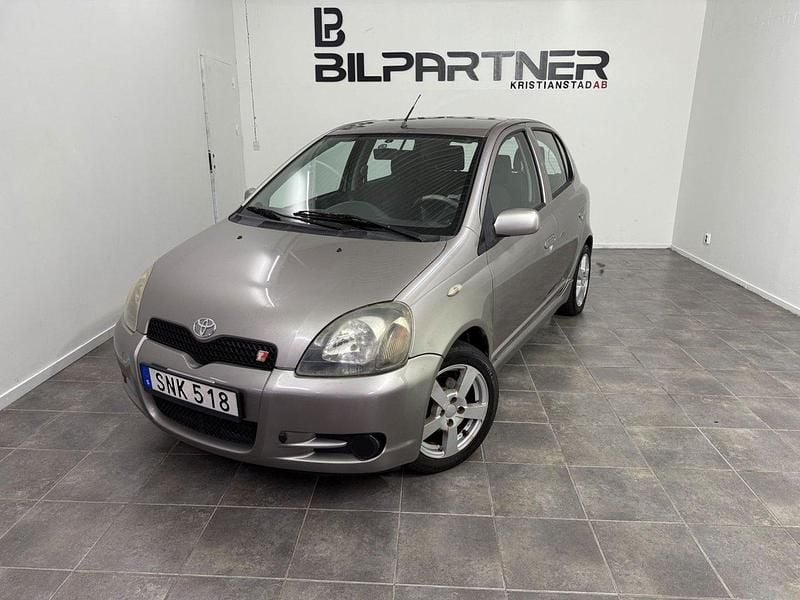 Grå Begagnad 2001 Toyota Yaris Halvkombi | 16 900 kr (Marknadspris) - Bild 1/4