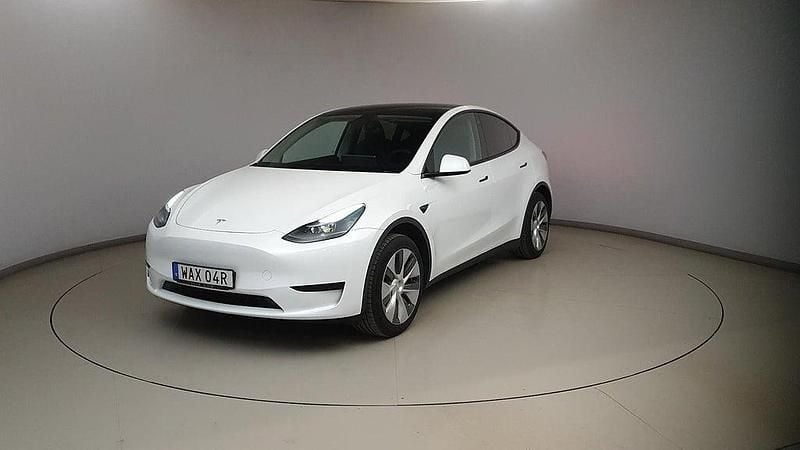 Vit Begagnad 2023 Tesla Model Y Standard Range SUV | 379 900 kr (Marknadspris) - Bild 1/4