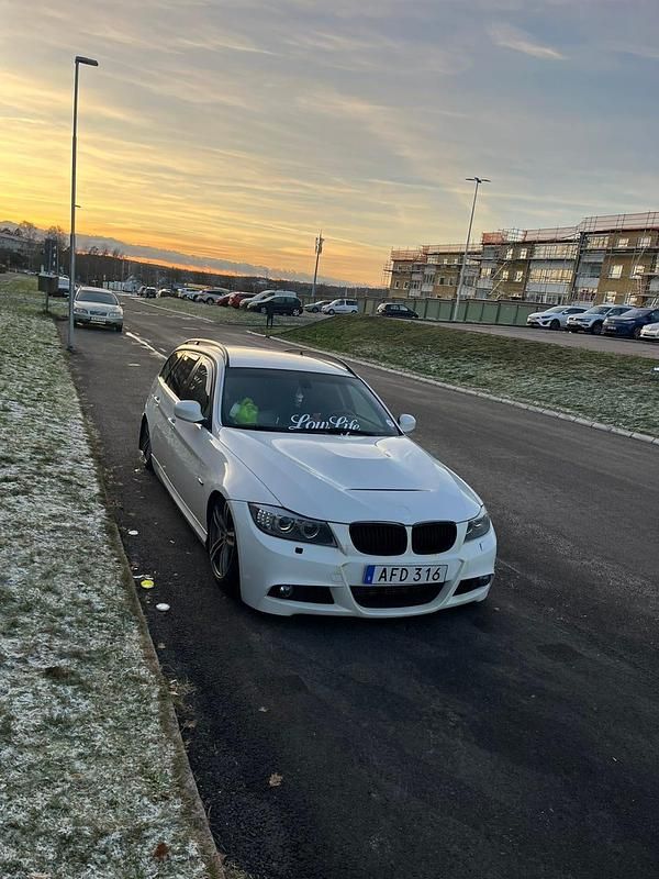 Begagnad BMW 320 177 HK (130 kW) 2010 Alpine vit Kombi