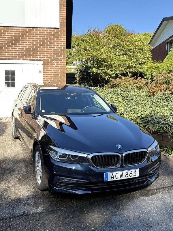 Blå Begagnad 2019 BMW 520 Sport Line Kombi | 216 000 kr (Superpris) - Bild 1/4
