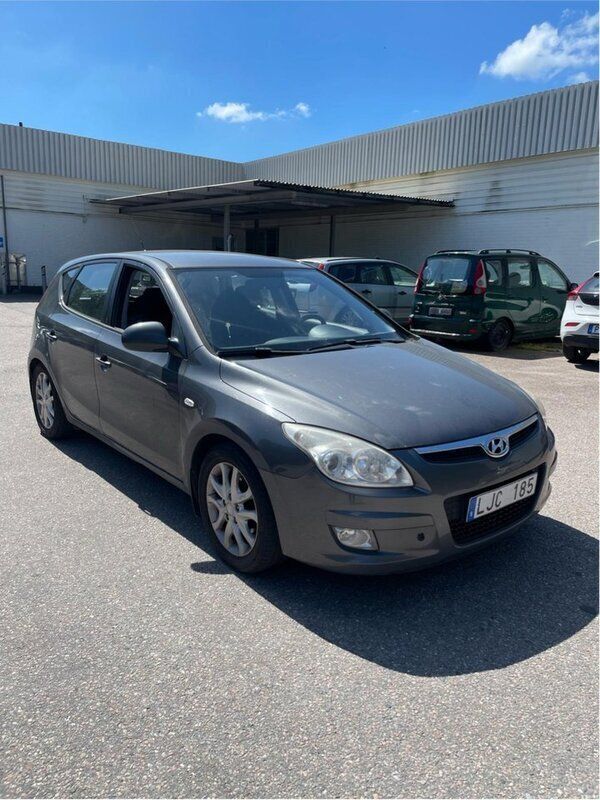 Grå Begagnad 2008 Hyundai i30 Halvkombi | 27 000 kr (Marknadspris) - Bild 1/4