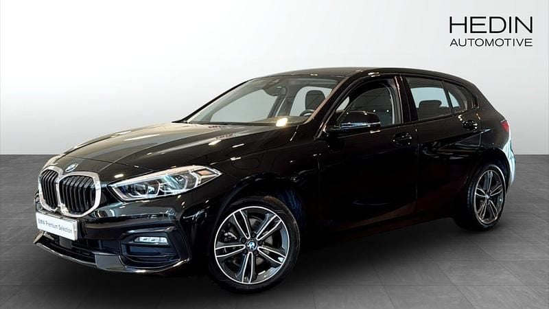 Svart (black) Begagnad 2022 BMW 118 Sport Line Halvkombi | 218 700 kr (Bra pris) - Bild 1/4