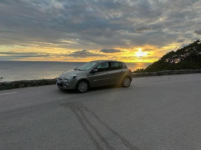 Brun Begagnad 2010 Renault Clio R.S. Halvkombi | 28 000 kr (Marknadspris) - Bild 1/2