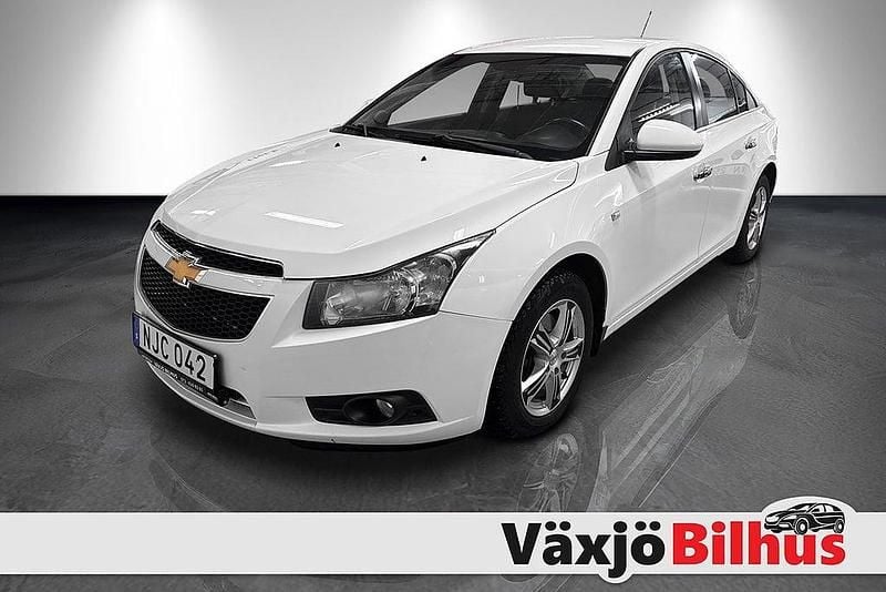 Vit Begagnad 2012 Chevrolet Cruze Sedan | 49 900 kr (Marknadspris) - Bild 1/4
