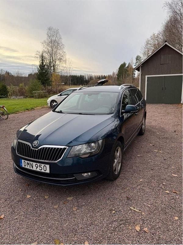 Blå Begagnad 2015 Skoda Superb Elegance Kombi | 70 000 kr (Superpris) - Bild 1/4