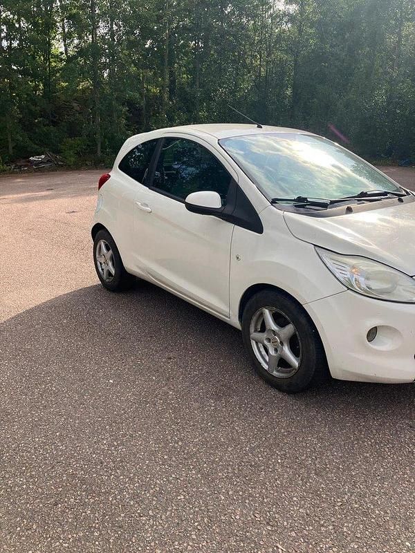 Vit Begagnad 2010 Ford Ka Titanium Halvkombi | 23 000 kr (Marknadspris) - Bild 1/4