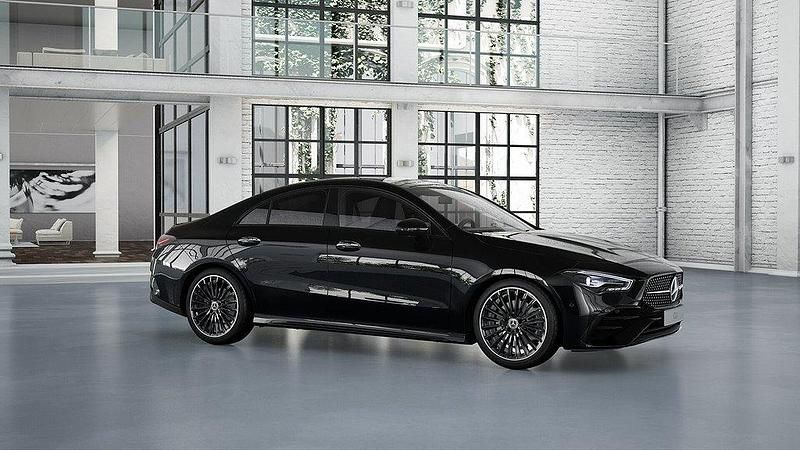 Svart Ny 2025 Mercedes CLA200 Advanced Plus Sedan | 447 400 kr - Bild 1/2