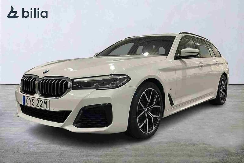Vit Begagnad 2022 BMW 520 M Sport Kombi | 349 900 kr (Marknadspris) - Bild 1/1